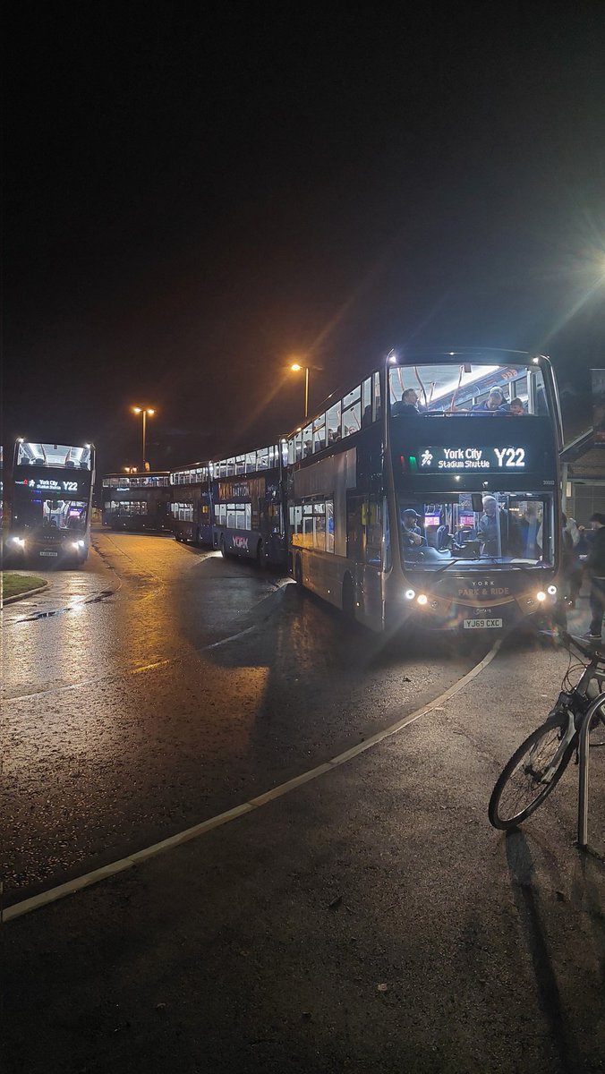 adamdavies08's tweet image. No hanging around this evening 👌#Y22 #ShuttleBus #GreatTeamWork @YorkCityFC @FirstYork
