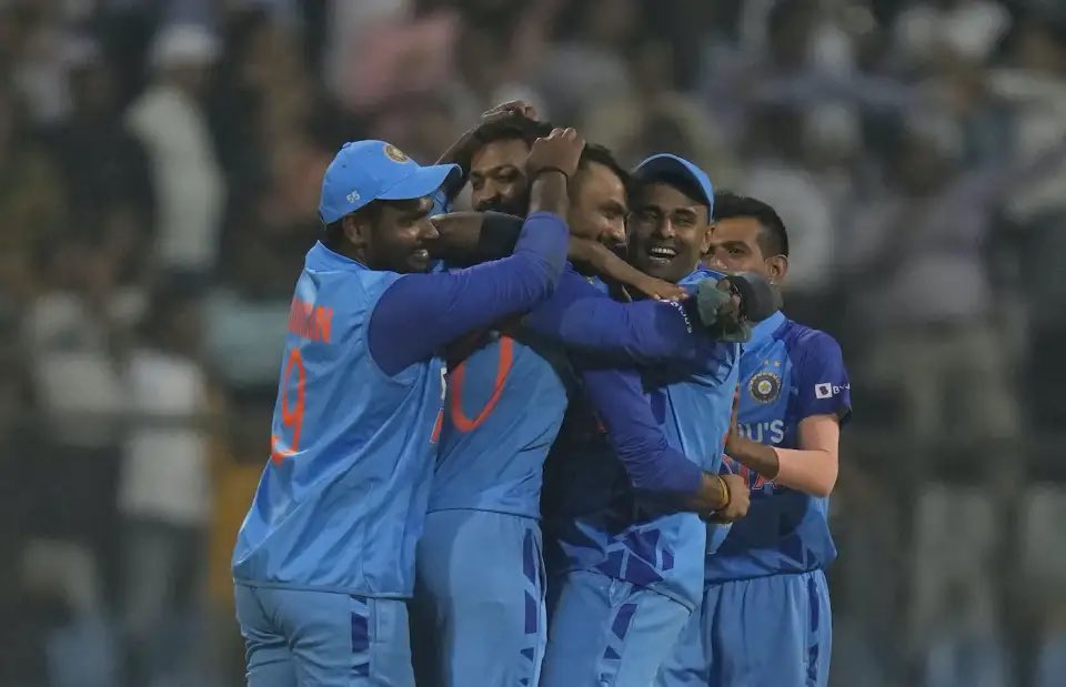 FIndiaofficial's tweet photo. India won the T20I series 2-1 🏏
Player of the Match - @surya_14kumar 
Player of the Series - @akshar2026 

#IndvSL #cricket #fansindia https://t.co/colsALkbrv