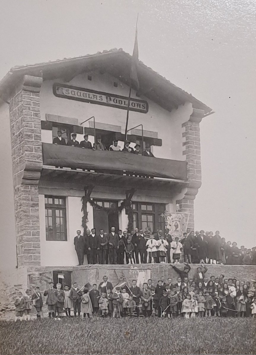 elsabaiao's tweet photo. ERROTZ (Arakil).- Momento de la inauguración del frontón y de las Escuelas Públicas en 1925. Se aprovechó la pared trasera de la escuela para hacer el frontón.
Fotos: José Roldán Bidaburu
#frontones #frontoiak https://t.co/ncTeAR48fW