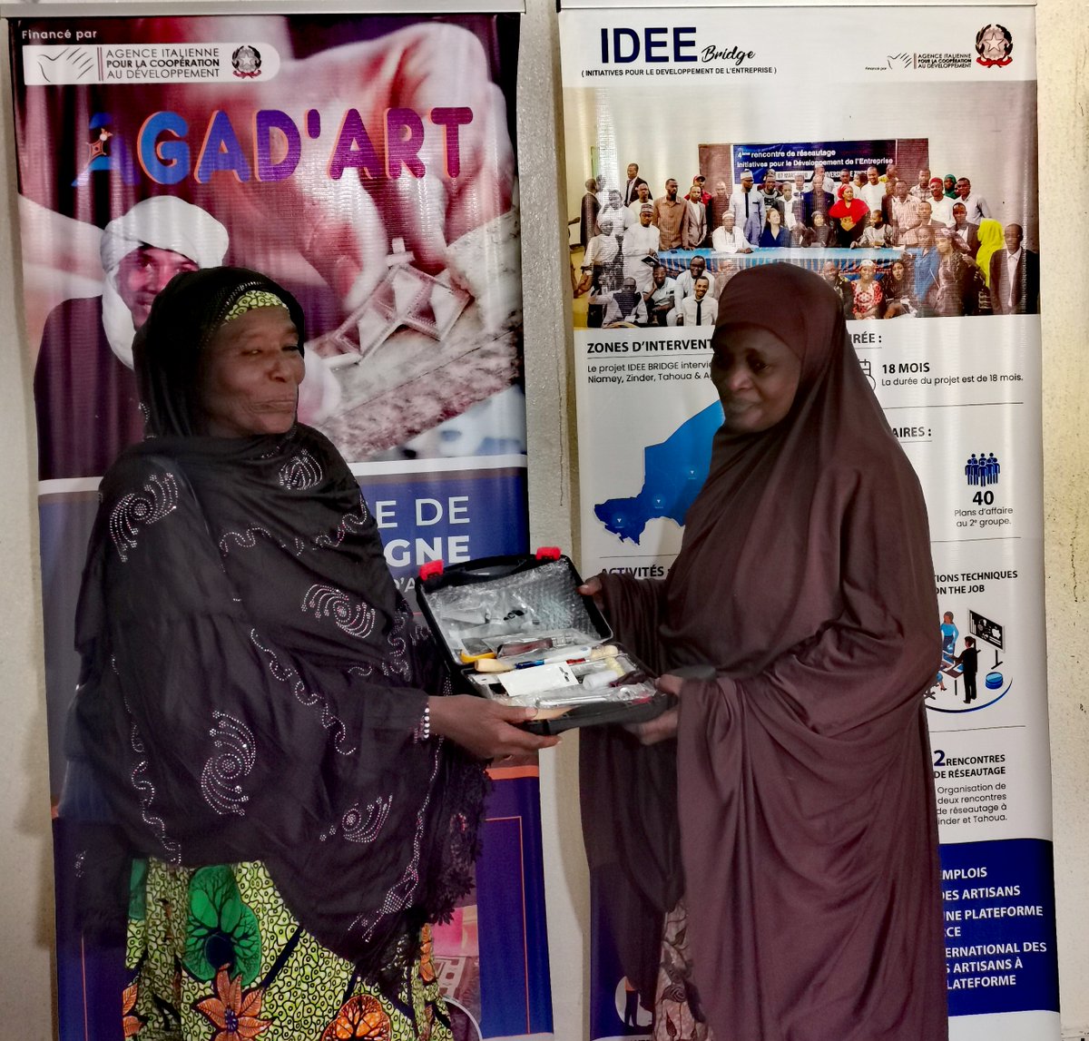 niger_digital's tweet photo. Dans le cadre des activités du projet #Agadart, nous avons procédé à une remise de 75 kits matériels dont au total 𝗽𝗹𝘂𝘀 𝟲𝟬𝟬𝟬 𝗼𝘂𝘁𝗶𝗹𝘀 à l'endroit de chacun de nos 50 artisans bénéficiaires. 🇳🇪🫶🇮🇹
@ItalyinNiger @OIM_Niger @AICSBurkina @aics_it @Cipmen #CMANI https://t.co/WzOI8XWniD