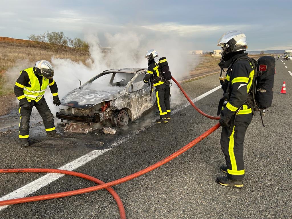 112cmadrid's tweet photo. ⚠️ Es importante reaccionar a tiempo!

🔥🚙 Así lo hicieron los propietarios de este turismo al ver comenzaba a arder mientras circulaba por la #R2.

☎️ Llamada rápida a #Madrid112 que activó al #Parque22 de #BomberosCM.

👌🏻 Solo daños materiales.

#ASEM112 https://t.co/5FADlE5PZP