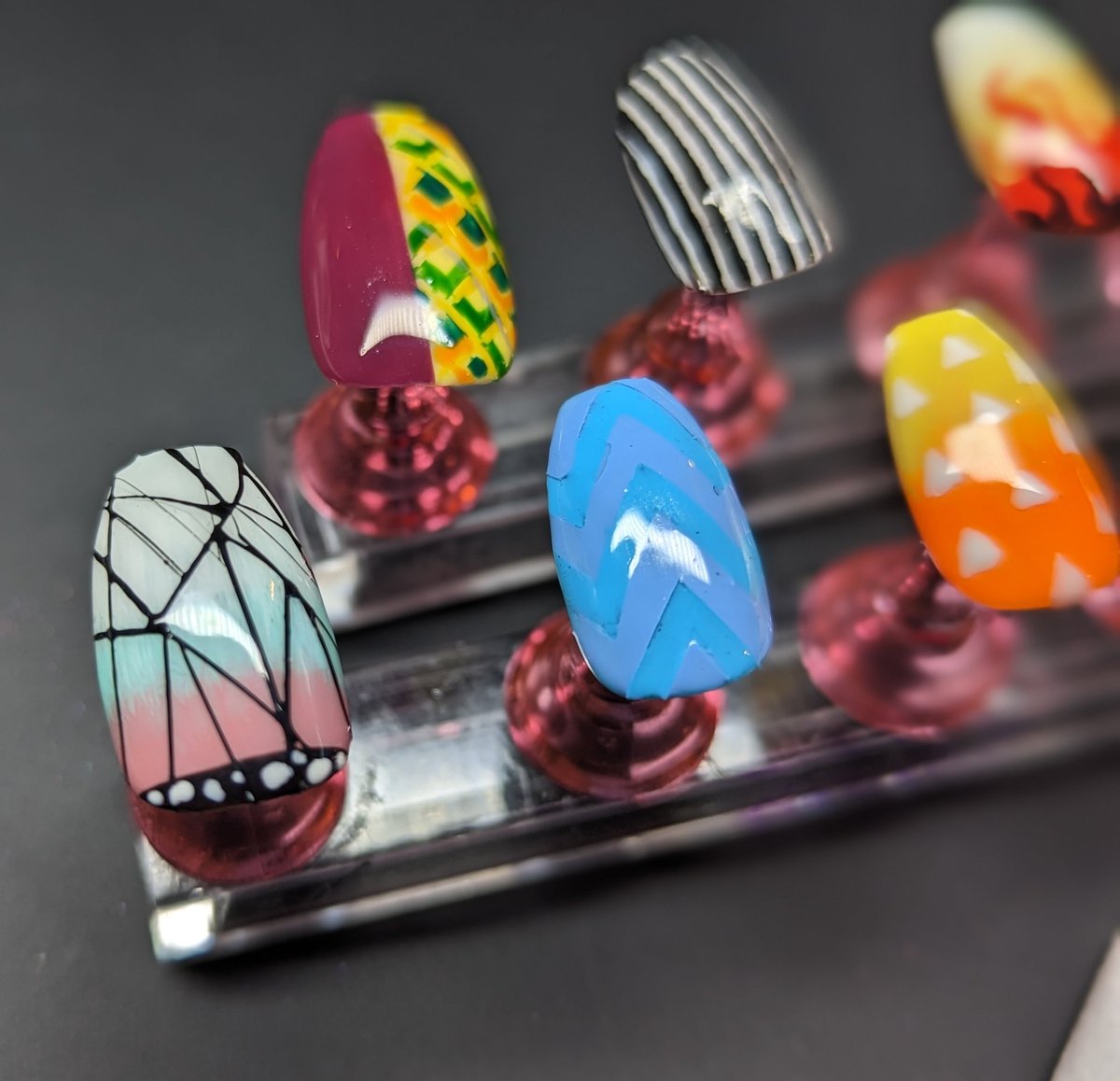LeopardChrome's tweet photo. A commission finished for custom press on nails for a #DemonSlayer fan! Contact me for your own set - worldwide delivery 💅🏻✉️✈️ https://t.co/rjj4ISDeTp