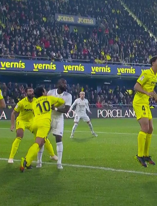 RMCFThhebest's tweet photo. Puñetazo de Parejo a Rudiger en un córner que era favorable a nosotros. 

Patada sin balón de Gerard a Rudiger. 

Ambas agresiones, ambas rojas. Una era penalti.

E insisto que el Villarreal fue superior a nosotros, pero esto no podemos callárnoslo. https://t.co/RHUIGO2KoJ