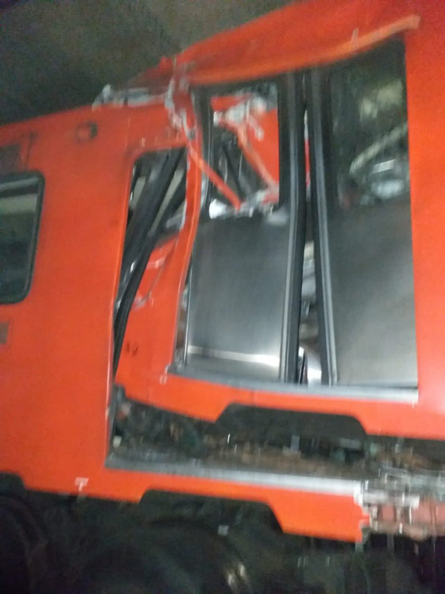 crysthal07's tweet image. #metro #cxmx Se reporta choque entre dos convoyes del Metro, entre las estaciones Potrero y la Raza, una persona fallecida, 17 heridos…(información en proceso), en los últimos tres anñs en sistema colectivo Metro se ha convertido en una ruleta del desastre…