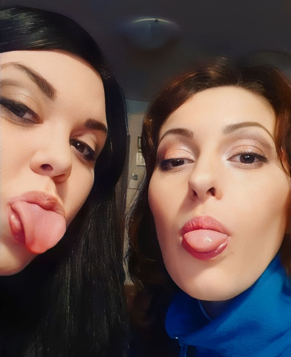 luciya90's tweet photo. #friends #amiga #linguaccia #ciao https://t.co/7oJmYVrQN6