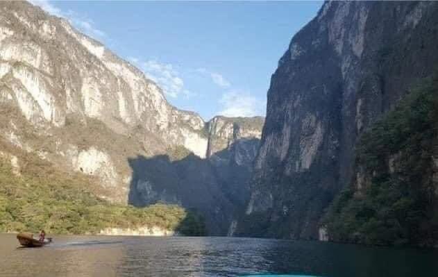 EnsedeCiencia's tweet photo. Mientras los yucatecos tienen en la pirámide de Chichen Itzá y la sombra de la serpiente emplumada descendiendo, en Chiapas tienen un jaguar bajando a tomar agua en el imponente Cañón del Sumidero. 🥰😍

Simplemente espectacular. https://t.co/9JHInZiDbp
