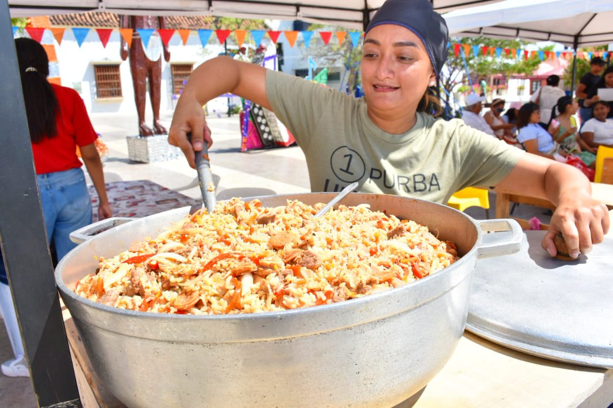 Vpar_Informa's tweet photo. En la Plaza Alfonso López hay un Festival Gastronómico, vayan y apoyen, se los recomiendo. https://t.co/vTPkwrXP8P