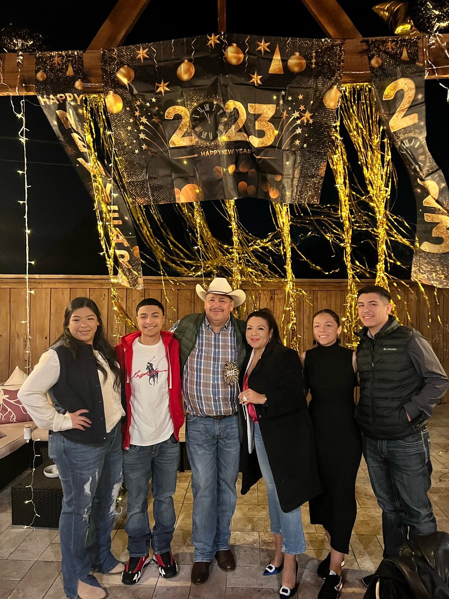 late but i wanted to post this one here, con la family #HappyNewYear2023