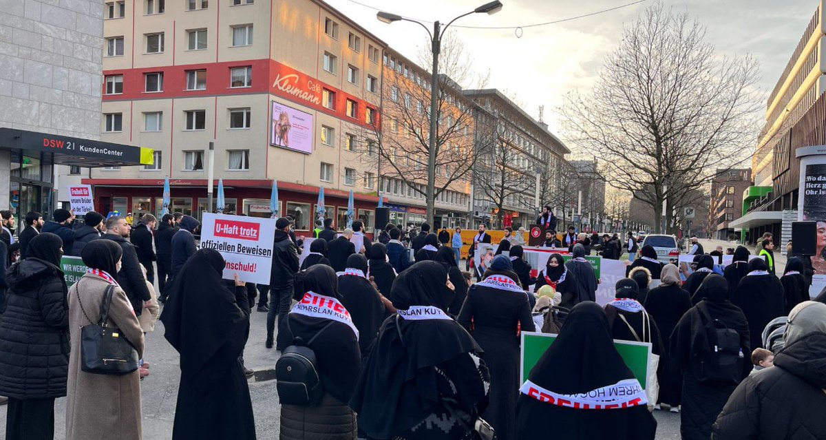 Arayis27's tweet photo. Almanyalı Furkan Hareketi mensupları Alparslan Hocamız ve 9 kardeşimizin 13 Ocak’ta tahliye edilmesi adına yoğun bir katılımla Basın Açıklaması gerçekleştirdi!  Son 6Gün #13OcaktaTahliyeBekliyoruz  https://t.co/7cFUlB2dKo