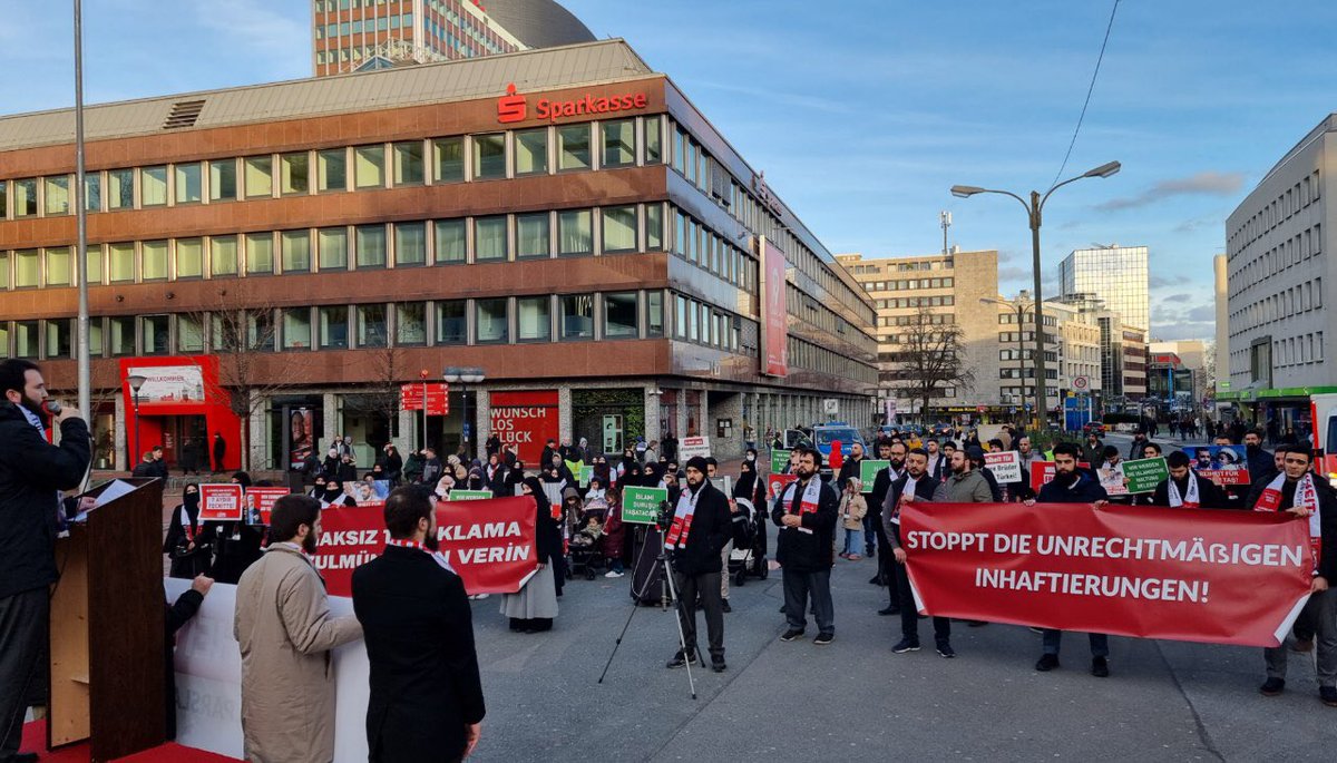 Arayis27's tweet photo. Almanyalı Furkan Hareketi mensupları Alparslan Hocamız ve 9 kardeşimizin 13 Ocak’ta tahliye edilmesi adına yoğun bir katılımla Basın Açıklaması gerçekleştirdi!  Son 6Gün #13OcaktaTahliyeBekliyoruz  https://t.co/7cFUlB2dKo