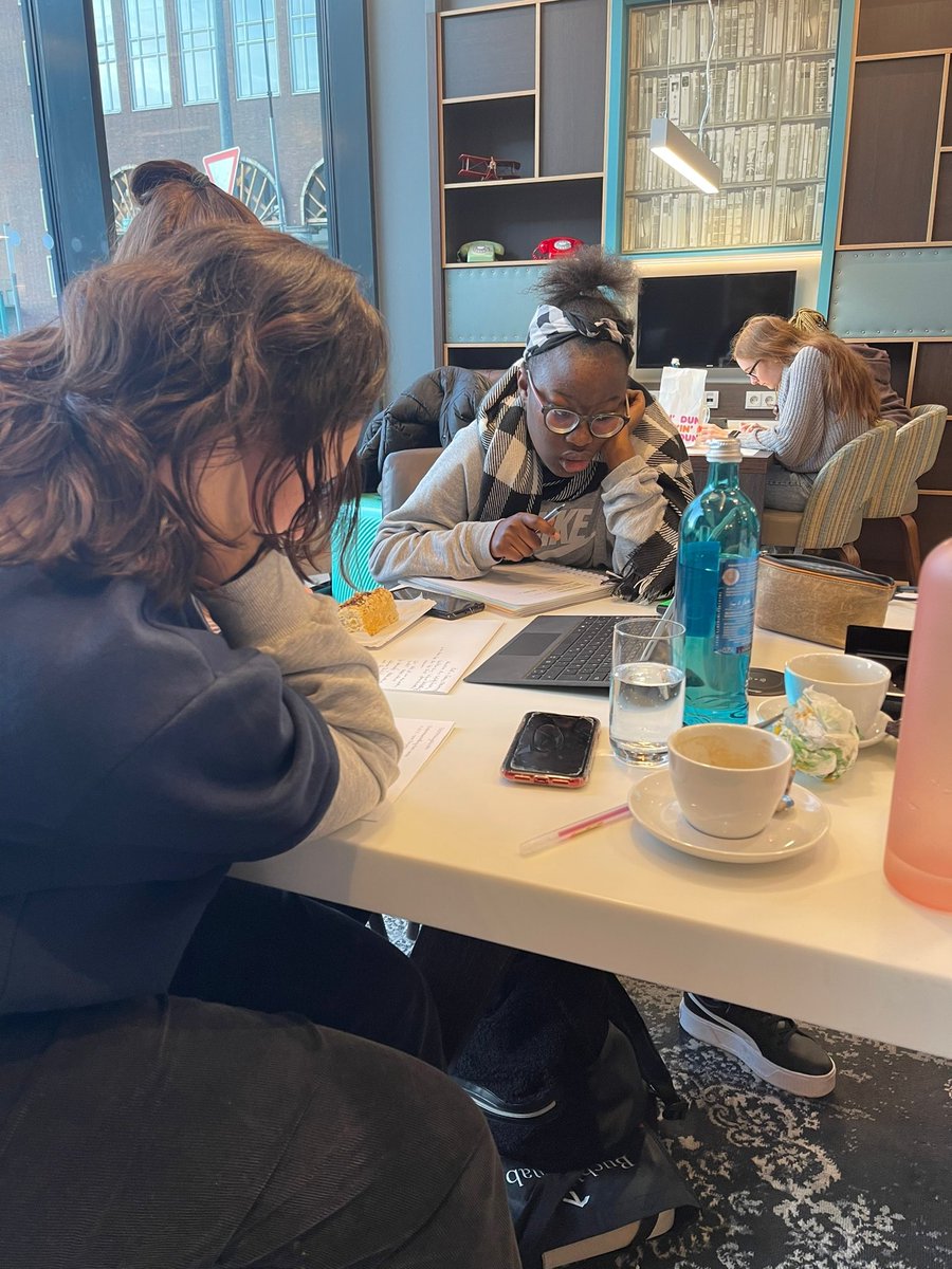 ourgenz's tweet photo. OGZler: innen meets Lehrer: innen heute in Essen um u.a. Vertretungsstunden zu konzipieren. Themen sind Ziele und Umgang mit Niederlagen. Dazu gibt es wenig Support in unserer Gesellschaft. Umgang mit Niederlagen kann viele Gesichter haben. In der Schule, im Job oder im Leben https://t.co/EbQjWuC8JK