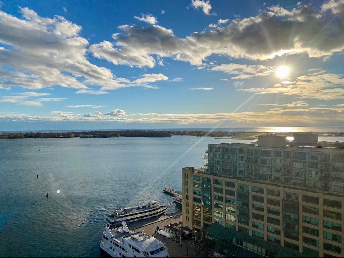 bel_lelli's tweet photo. LEASED! 99 HARBOUR SQ SUITE 2012
Fully Furnished 2 Bed Corner with Large Balcony. Unobstructed Lake, Island, CN Tower and City. Enjoy Central HarbourFront Minutes From the Financial Entertainment District.
#leasing #executivelease #BelindaLelliTeam #leasingagent #leaseexperts https://t.co/HSy4EtYrON