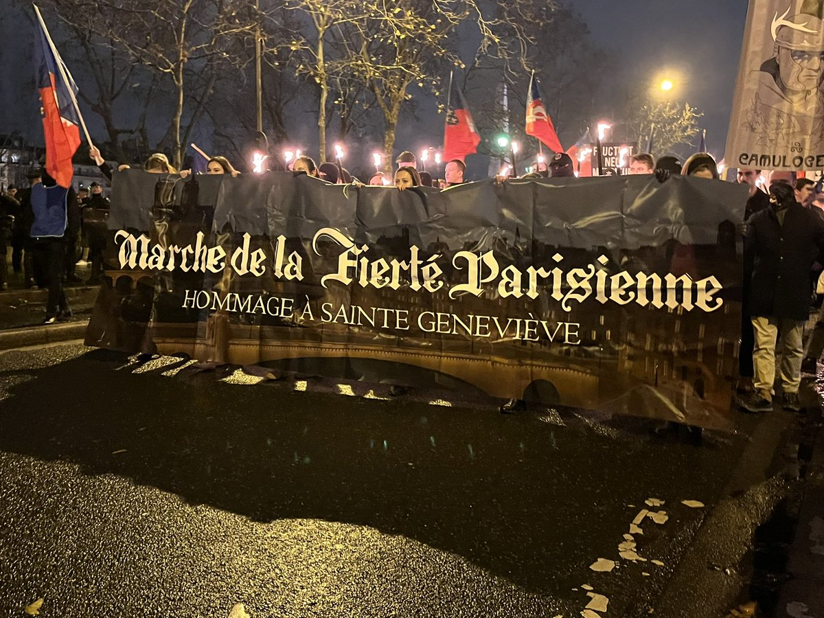 Valeurs's tweet photo. 🔴 Après l’annulation de la décision de Gérald Damanin par le tribunal administratif, plusieurs centaines de personnes manifestent à Paris pour honorer Sainte Geneviève. https://t.co/H3qkcHlKYC