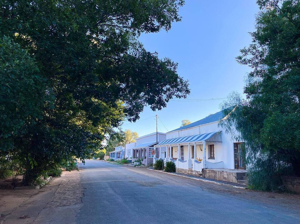 vickipilcher's tweet photo. Architecture of Philippolis. I love exploring small South African towns and their mixed tar / dirt roads and interesting buildings. Did you spot the 🐖? Hint, he’s behind a gate under the satellite dish. 🏠 🏡 🐖🏡

#southafricanarchitecture #philippo… https://t.co/Bhe0CbimLO https://t.co/Xsr43UHXvU