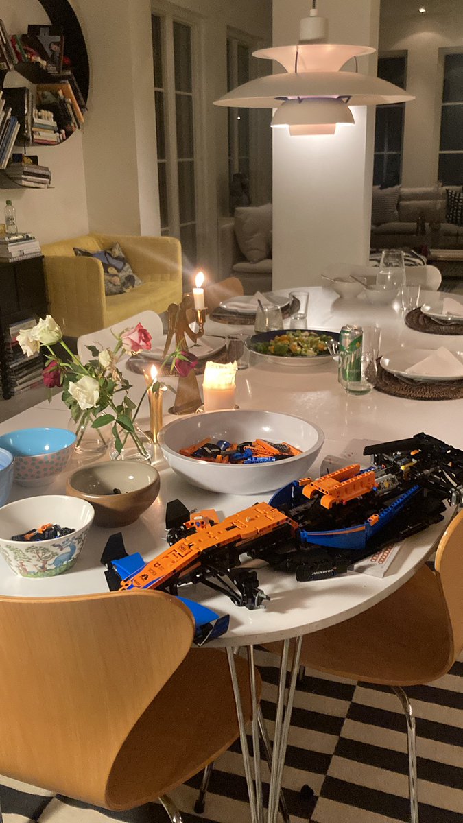 axelmalmstrom69's tweet photo. Bygger lego-formel 1 bil men var tvungen att sluta för det är middag🤬😐 #lego #formel1 #lördag #middagmedfamiljen https://t.co/wrQghrwSTm