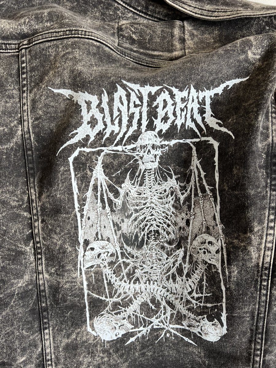 FabianDuron's tweet photo. Que siempre sí llegaron los Reyes, se rifaron con el #MorbidVisions de #MarkRiddick, SnapBack de Carcass y una chamarrita con el arte del @BBeat105
@DoomentiaRecord https://t.co/r0P8myRgD8