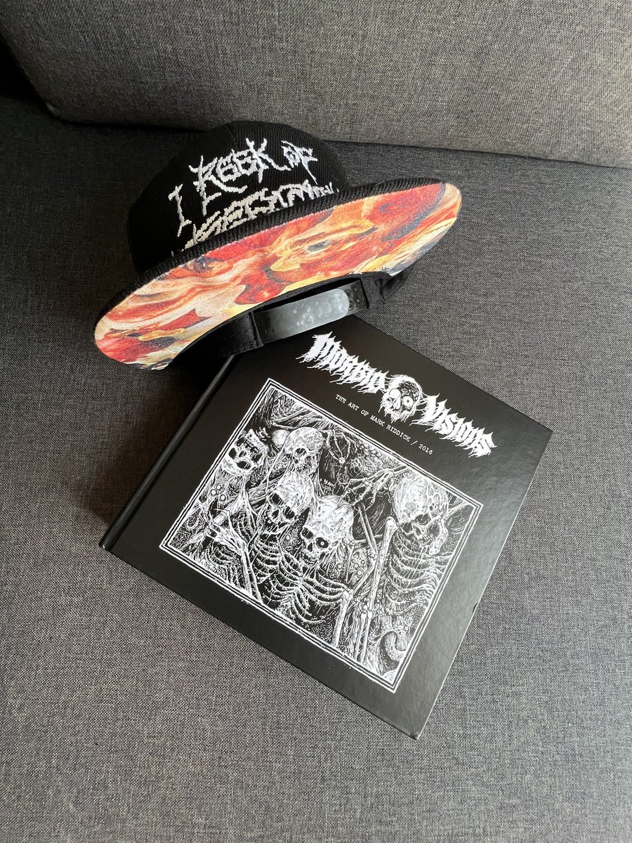 FabianDuron's tweet photo. Que siempre sí llegaron los Reyes, se rifaron con el #MorbidVisions de #MarkRiddick, SnapBack de Carcass y una chamarrita con el arte del @BBeat105
@DoomentiaRecord https://t.co/r0P8myRgD8