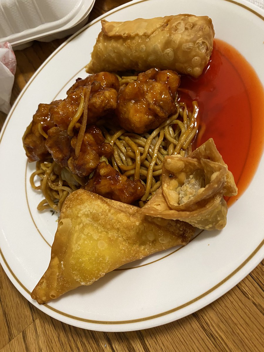 ChimeraDoll's tweet image. Haven’t posted in forever so figured to share delicious Chinese food that I had earlier 😋 😍 #chinesefood #generaltsochicken #lomein #eggroll #friedporkwonton #crabrangoon #sweetandsoursauce
