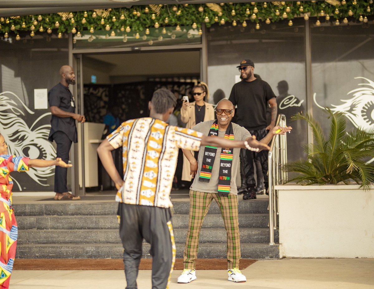 africancelebs's tweet photo. Dave Chappelle in #Ghana  check out his welcome dance 🪘🪘🥁🎶 https://t.co/eyjqRohlC9 #Ghana #Davechappelle https://t.co/ApCf6LVefZ