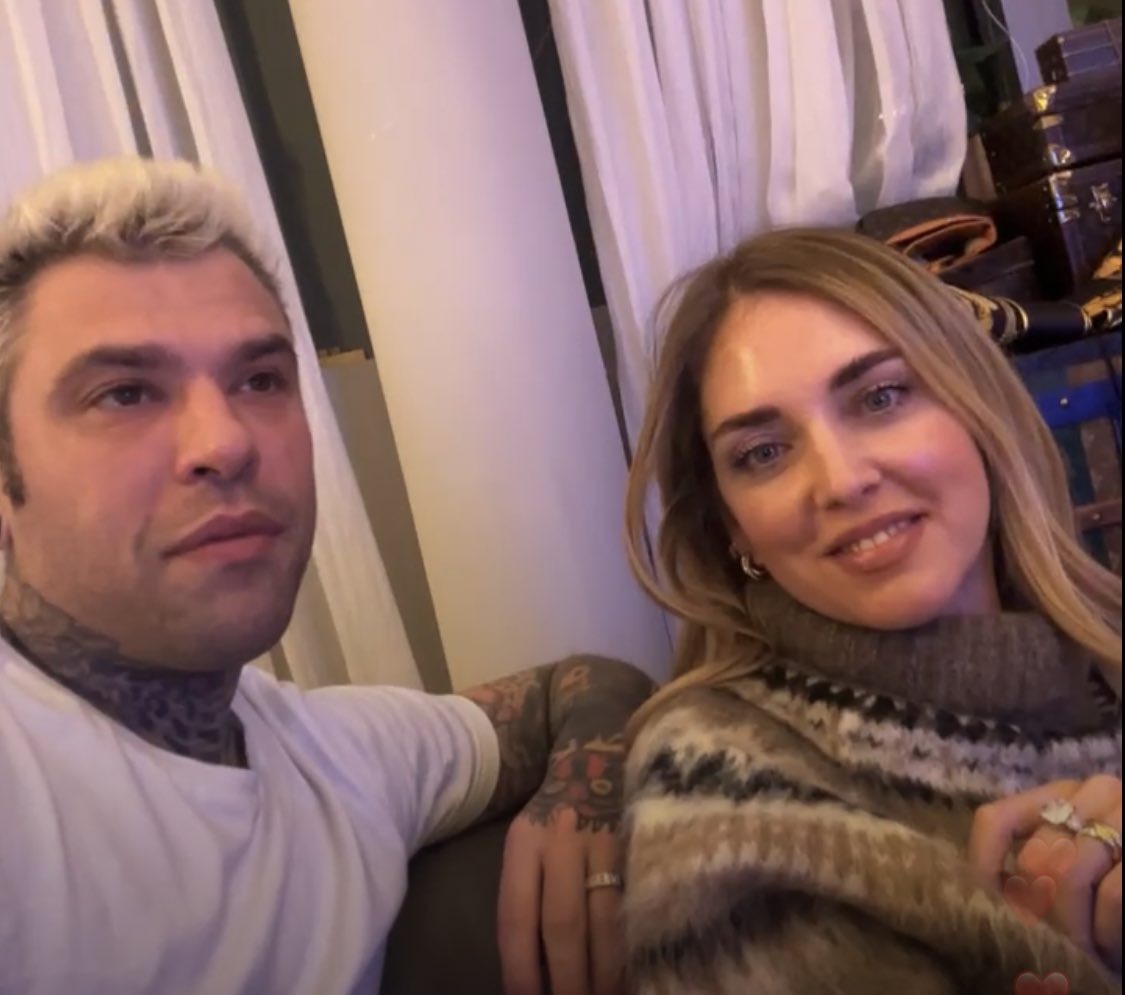 tvstellare's tweet photo. ANCHE FEDEZ E CHIARA FERRAGNI STANNO GUARDANDO MARIA #cepostaperte ✈️ https://t.co/qONAlcl90a