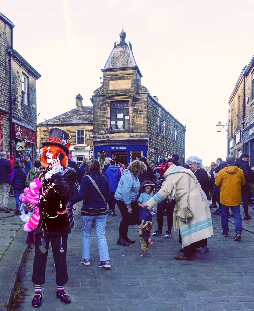 SiddiquiAhmed68's tweet photo. Perfect timing #howarths
#brontecountry #bronte #ergonomic #bront #brontesisters #barnoldswick #bingley #bradford #demarest #yorkshiredales #silsden #leeds #bergencounty #cresskill #hebdenbridge #halifax #harrogate https://t.co/ogGRDStK3u