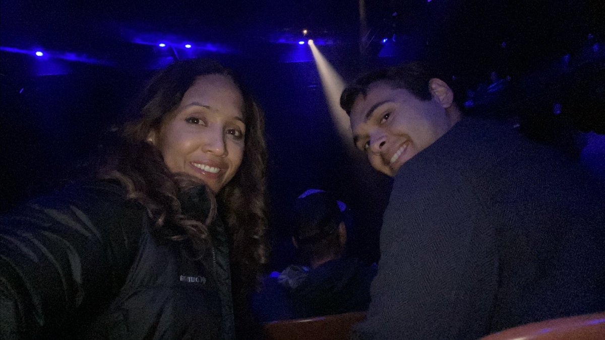 drericksonspine's tweet photo. Cannot love this kid more. This will always be my home. Of course I will share the best of it with him. #collegebreak #lastone @bluemangroup @Chi_MagicLounge @Millennium_Park https://t.co/otE4VJwa2U