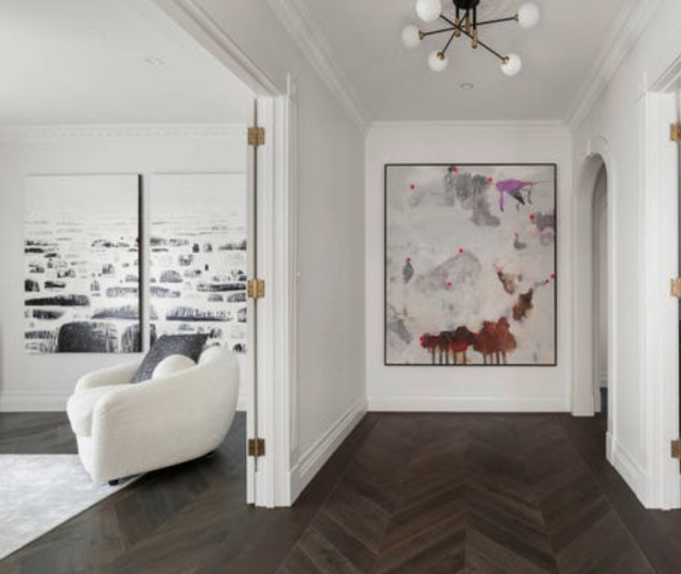 This entrance creates an impact with a large statement artwork, with doorways on either side and a wide hallway, this one piece of art creates a strong splash of sophisticated colour without crowding the room. #beautifulinteriors #interierdesignerlife #interiordesign