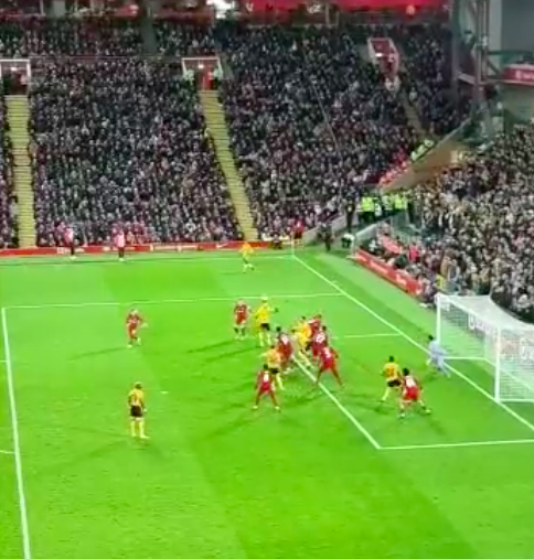 Reverse angle of the moment Hwang makes contact, Matheus Nunes would appear to be well onside. No wonder Julen Lopetegui was insistent that "the offside doesn't exist." Little wonder why Wolves so unhappy with the decision. #WWFC