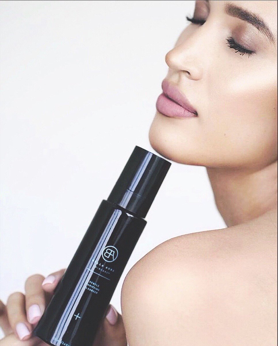 BellaAuraSkin's tweet photo. 3-In-1 Gentle Purifying Cleanser. This cream-to-foam multi action cleanser works triple-time to wash away every speck of daily grime, pollution, makeup, and excess oil, all while keeping skin refreshed, revived and beautifully balanced.
#sustainableliving #Trendsetter #beauty https://t.co/92SaIrNhFB