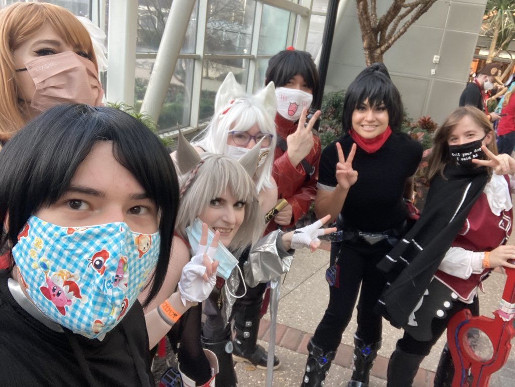 SoWMontaru's tweet photo. The Xenoblade cosplayers I left #throwncontrollers for! https://t.co/yY3sDRz7pM