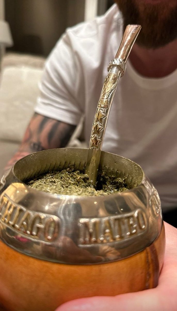 Los nombres de sus hijos, las ⭐⭐⭐ y la copa del mundo. 

El mate de Messi es sencillamente PERFECTO.