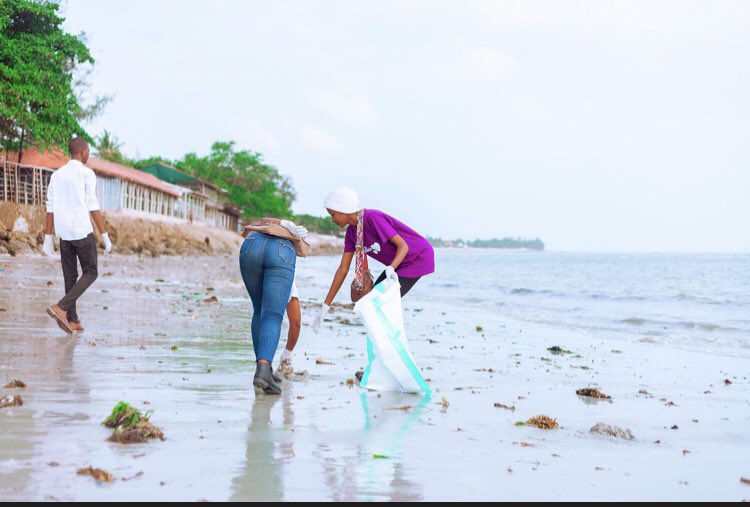 #beachcleanup #zeroplasticwaste #2023NewYear 

@10Bill_Strong 
@TheOceanCleanup 
@OurOcean 
@NipeFagio 
@EndPlasticWaste 
@YouthNet4CC 
@csadotanzania1