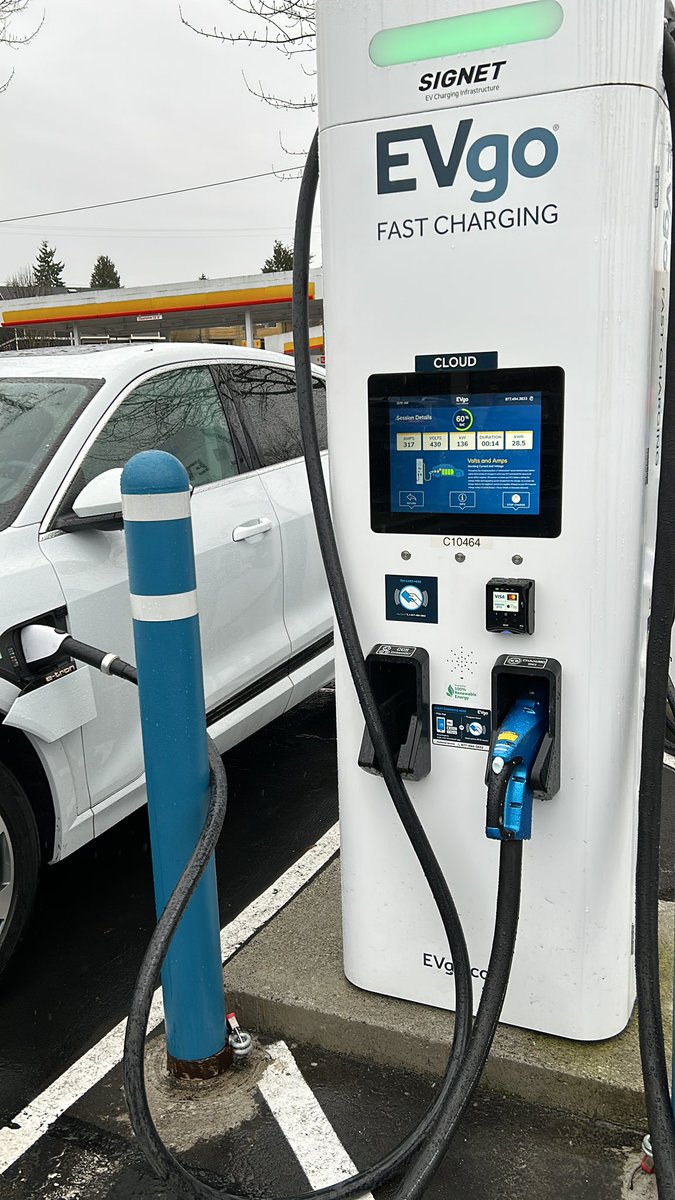 JTack's tweet image. Successful charge @evgonetwork charger QFC Holman Road in Seattle. Two etrons pulling the juice at 135kW @rateyourcharge