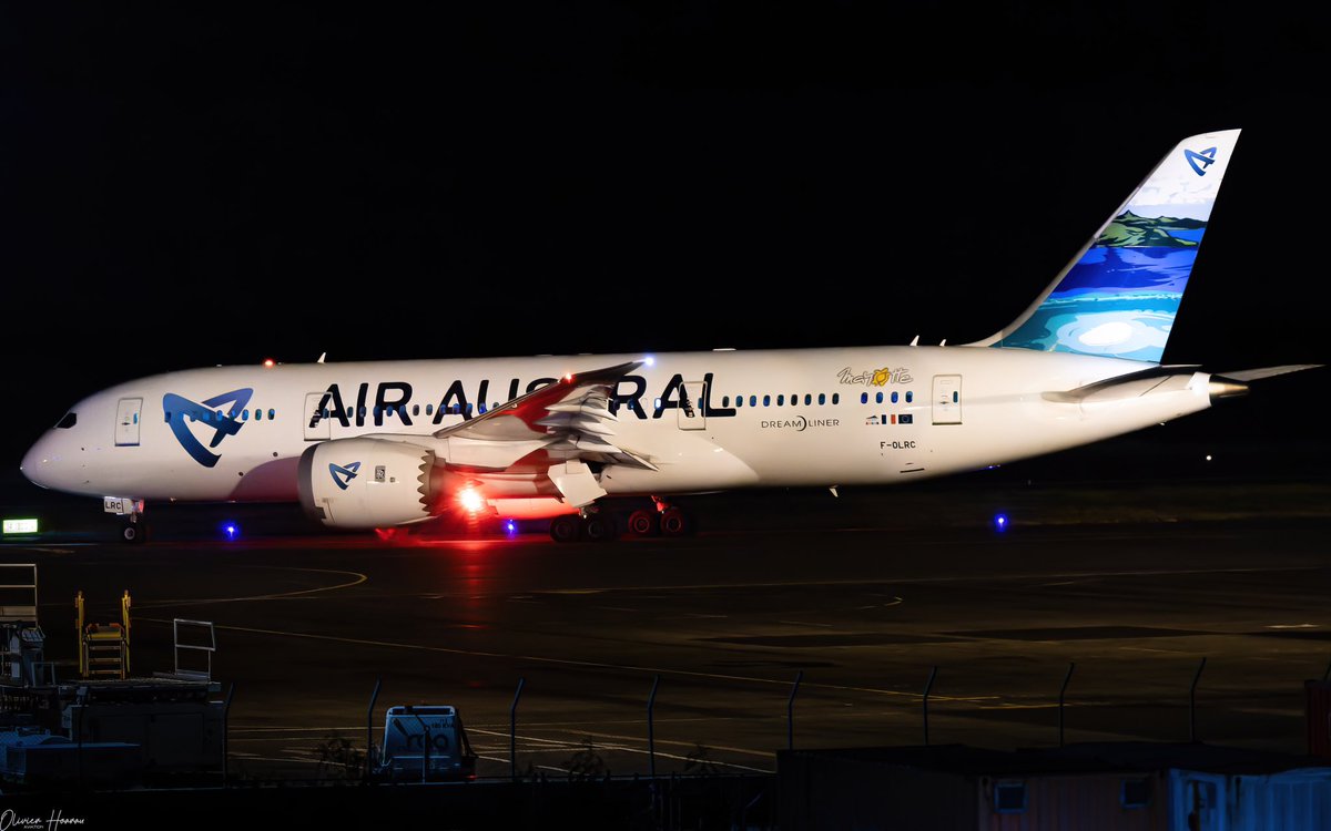OlivierHoarau's tweet photo. ๐น๐ญ UU887, #folrc flying now from Reunion Island to #Bangkok ๐ซ @airaustraloff #Boeing787 ๐
#AvGeek #LaReunion #AirAustral #Dreamliner ๐ https://t.co/HTIJsv4QYE