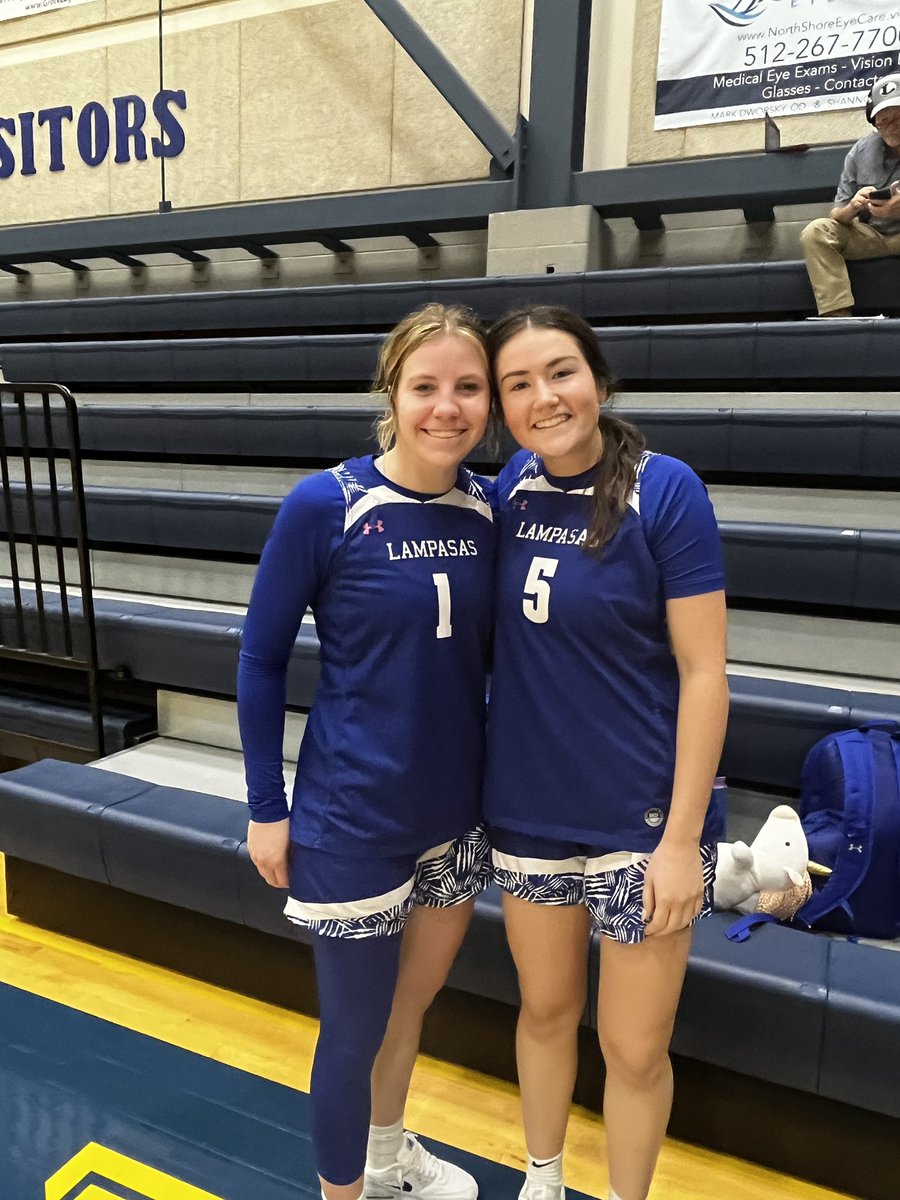 HaleyDWheeler's tweet photo. 💙these two 🦡 https://t.co/zxrGIvFGl1