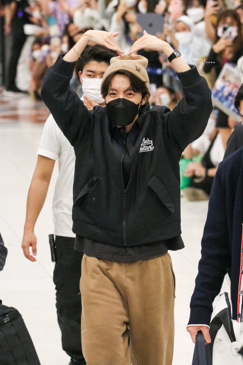 Jhope_spain's tweet photo. #JHOPE  ya está de regreso a Corea 😍💜

Regresa Sano y Salvo 🥰💜

J-HOPE AT GDA 2023
#골든디스크with제이홉
#jhopeatGDA
#jhopexGDA #jhope #제이홉 https://t.co/1C7h90GS3d