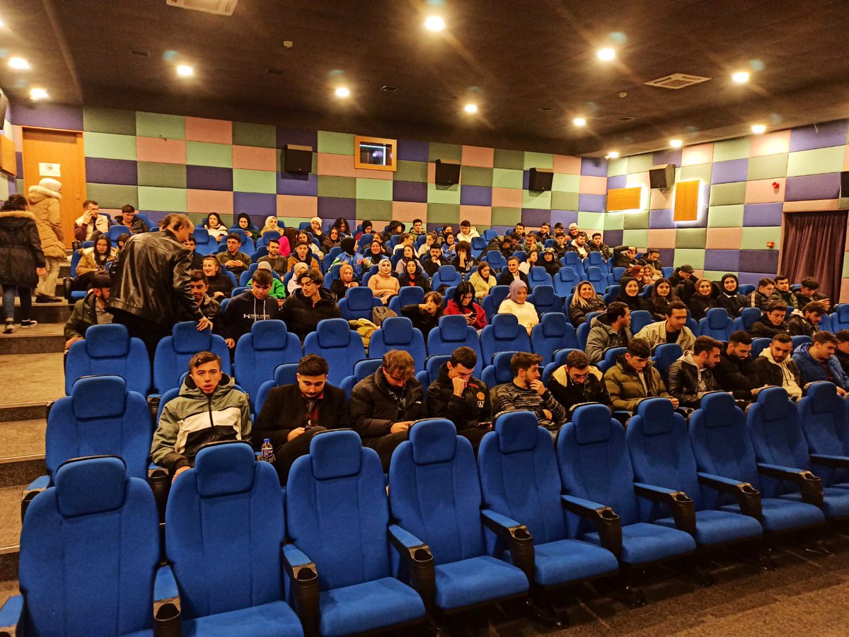 SinopKYGM's tweet photo. 📍Boyabat Kültür Merkezi..

İlçe Belediyesinin desteğiyle Boyabat yurtlu öğrencilerimiz ile birlikte vizyondaki "Sil Baştan Kaynanam" filmini izleyerek final sınavları öncesinde moral depoladık..📽️ 🍿📸✨
#GSBYurtları https://t.co/NDFwdtInPL