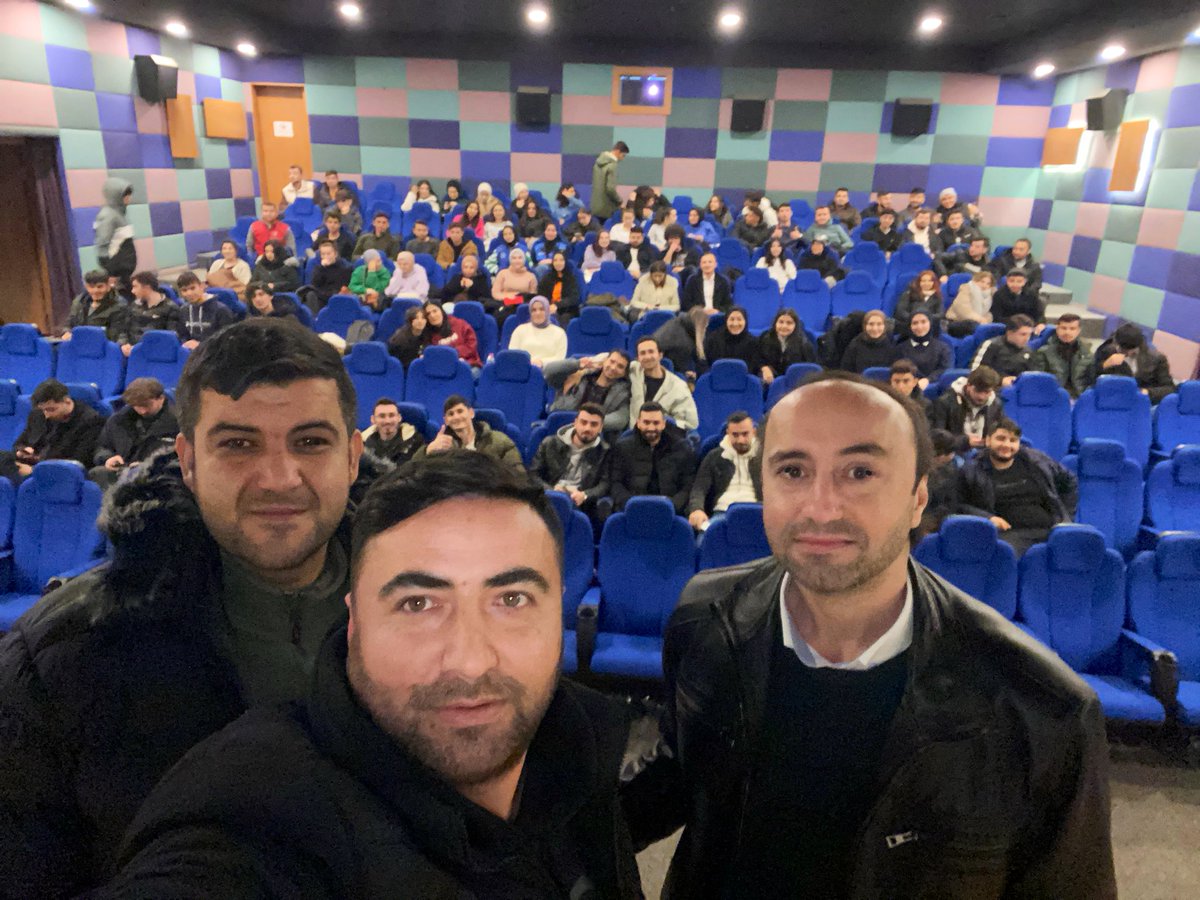 SinopKYGM's tweet photo. 📍Boyabat Kültür Merkezi..

İlçe Belediyesinin desteğiyle Boyabat yurtlu öğrencilerimiz ile birlikte vizyondaki "Sil Baştan Kaynanam" filmini izleyerek final sınavları öncesinde moral depoladık..📽️ 🍿📸✨
#GSBYurtları https://t.co/NDFwdtInPL