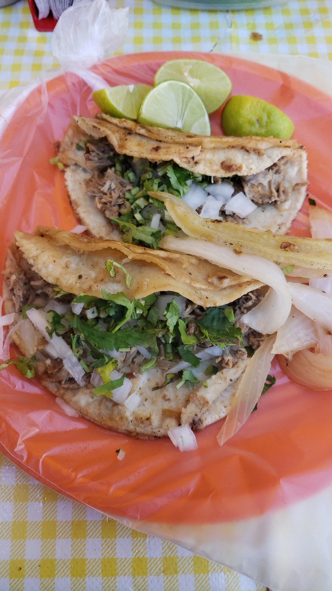 Me han recomendado restaurantes para ir a desayunar "típico" o muy rico. Loco, comer en la calle o mercados es mejor, esos desayunos arriba de $100 me dan mal augurio.