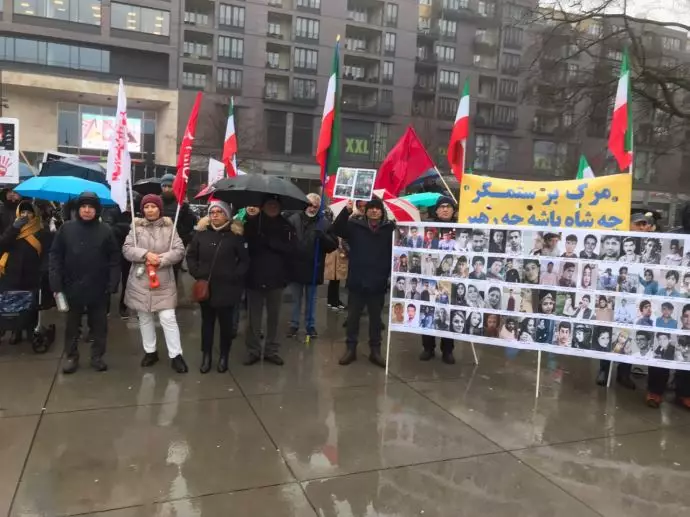 Mojahedineng's tweet photo. January 7 - Malmö, #weden
Freedom-loving Iranians and supporters of the #Iran opposition PMOI/MEK marking the third anniversary of the IRGC's downing of Flight PS752.
#مرگ_بر_ستمگر_چه_شاه_باشه_چه_رهبر
#آری_به_جمهوری_دمکراتیک https://t.co/dwAJP8J2pl