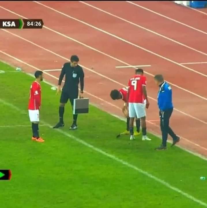 يتبادل العامة الكسرات والكسّارات
ويتهادى الخاصة المكسّرات والاكسسوارات
ثم نتساءل: لِمَ هذه الانكسارات!!