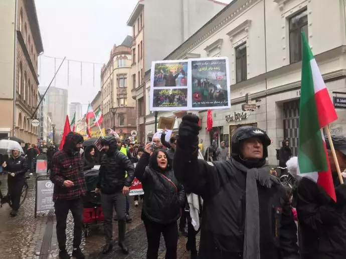 Mojahedineng's tweet photo. January 7 - Malmö, #weden
Freedom-loving Iranians and supporters of the #Iran opposition PMOI/MEK marking the third anniversary of the IRGC's downing of Flight PS752.
#مرگ_بر_ستمگر_چه_شاه_باشه_چه_رهبر
#آری_به_جمهوری_دمکراتیک https://t.co/dwAJP8J2pl
