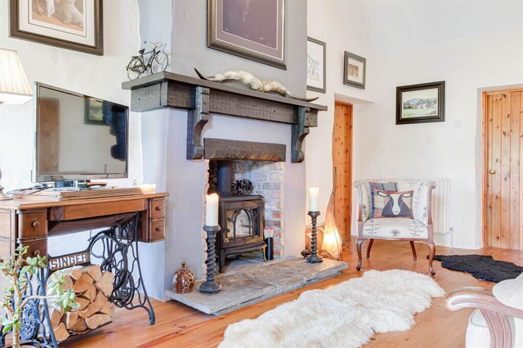 propertypal's tweet photo. Adorable cottage alert. I can't cope. 
>>> https://t.co/9YL2j6I4LS https://t.co/g2asfoJAbX