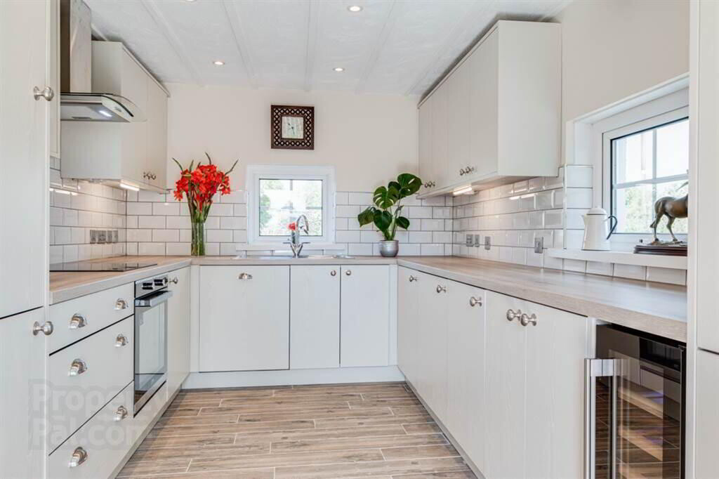 propertypal's tweet photo. Adorable cottage alert. I can't cope. 
>>> https://t.co/9YL2j6I4LS https://t.co/g2asfoJAbX