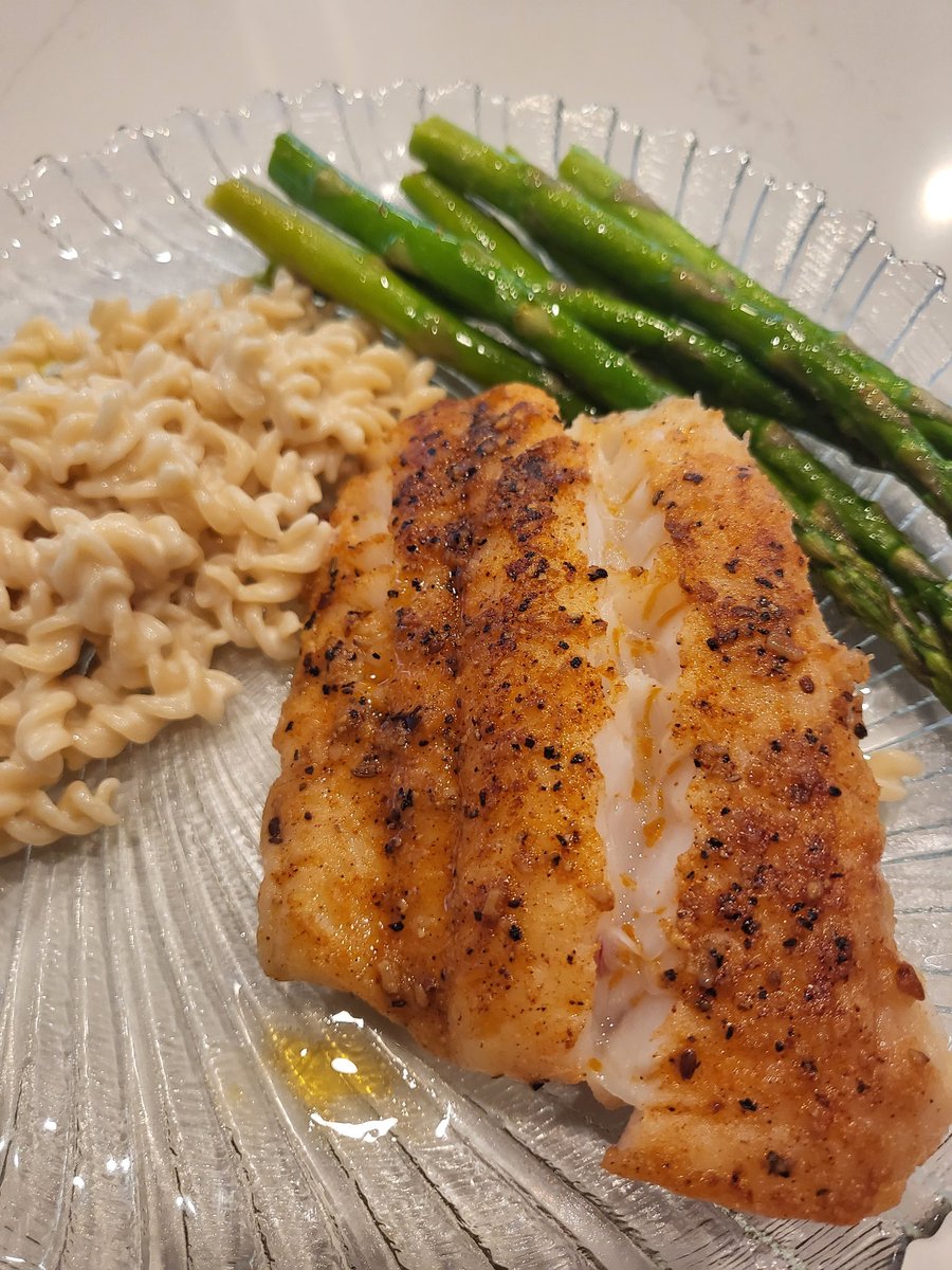 ArcticFisheries's tweet photo. Sub 500 calorie dinner: 10 oz lingcod, #goodles pasta and asparagus. #CrushYourDiet #Seafood #CalorieDeficit #FlavorOverload @DishOnFish @NFImedia https://t.co/nRluOaSRwM