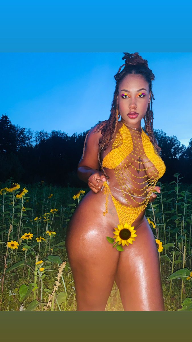 kara59bae's tweet photo. Les lingerie africaine sont trop jolie par contre faut agrandir les raies de la  culotte , les renois on a des big Pussy, à croire c’est des blanche qui brode ça mdr 🤣 https://t.co/KgPmEBMmhp