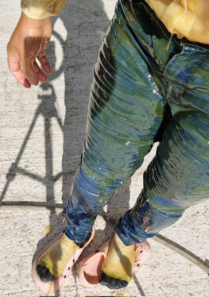 Msspinayy's tweet photo. Sweeten my Jeans with Golden Syrup.
.
.
.
.
#messy #messyclothes #MUD #messyjeans #wetlook #wetjeans #WetSand #WetDream #WetDreams #wetmyself #WetAndWild #Wetter https://t.co/qdvtU3LDoc