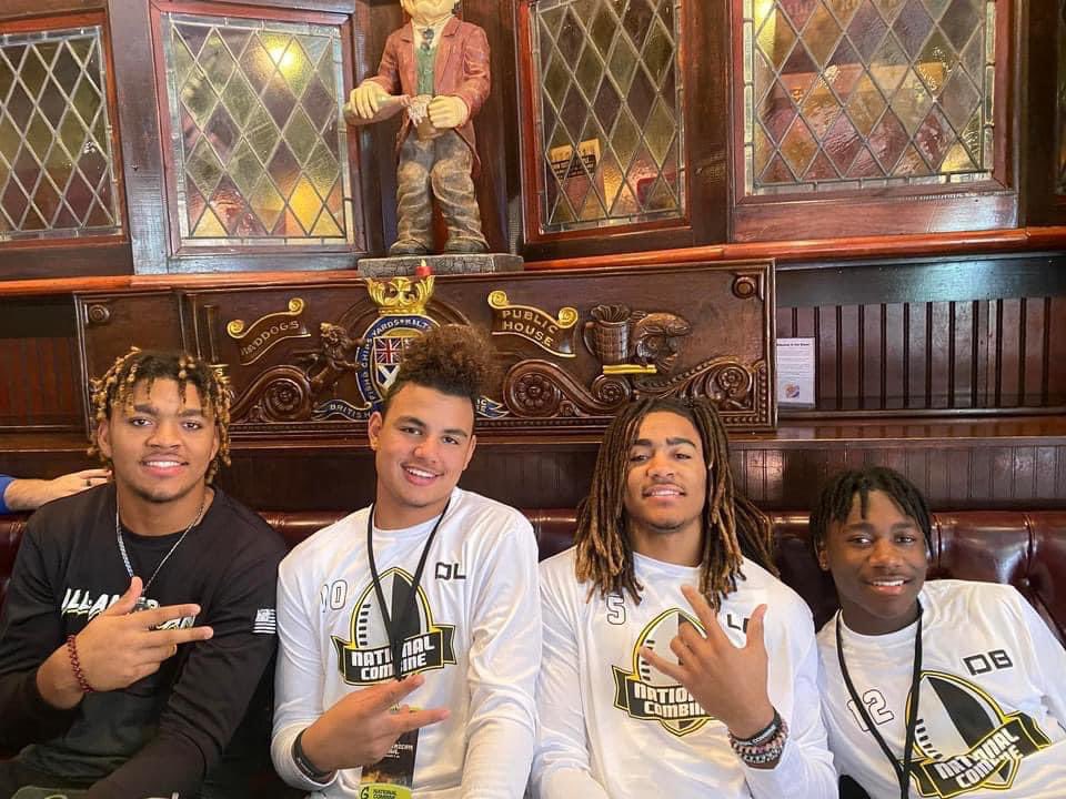 SquadronFB's tweet photo. Three HH players were invited to the All-American combine in San Antonio. All three Highland Home underclassmen were given honorable mention for their positions!
DB: Tyler Cheney
DL: CJ May
LB: JJ Faulk
#SquadronPride https://t.co/ahkdpoSmA7