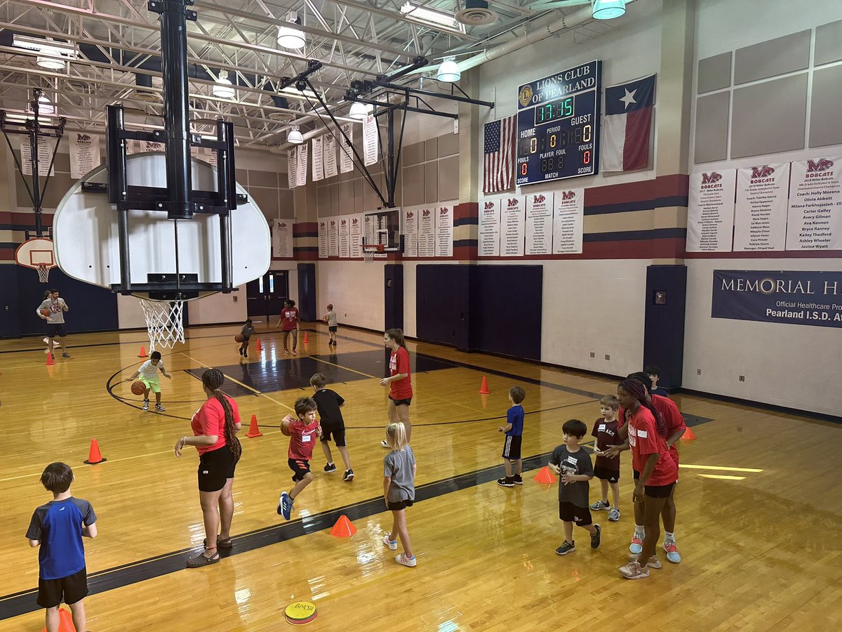 HoopsDawson's tweet image. Mini-Clinic was a huge success 🎉!  Thank you to all that came and supported our Senior 🦅 Scholarship Fund!  #family #touchtheline @DawsonHighSchl @AthlPearlandisd @COPearland