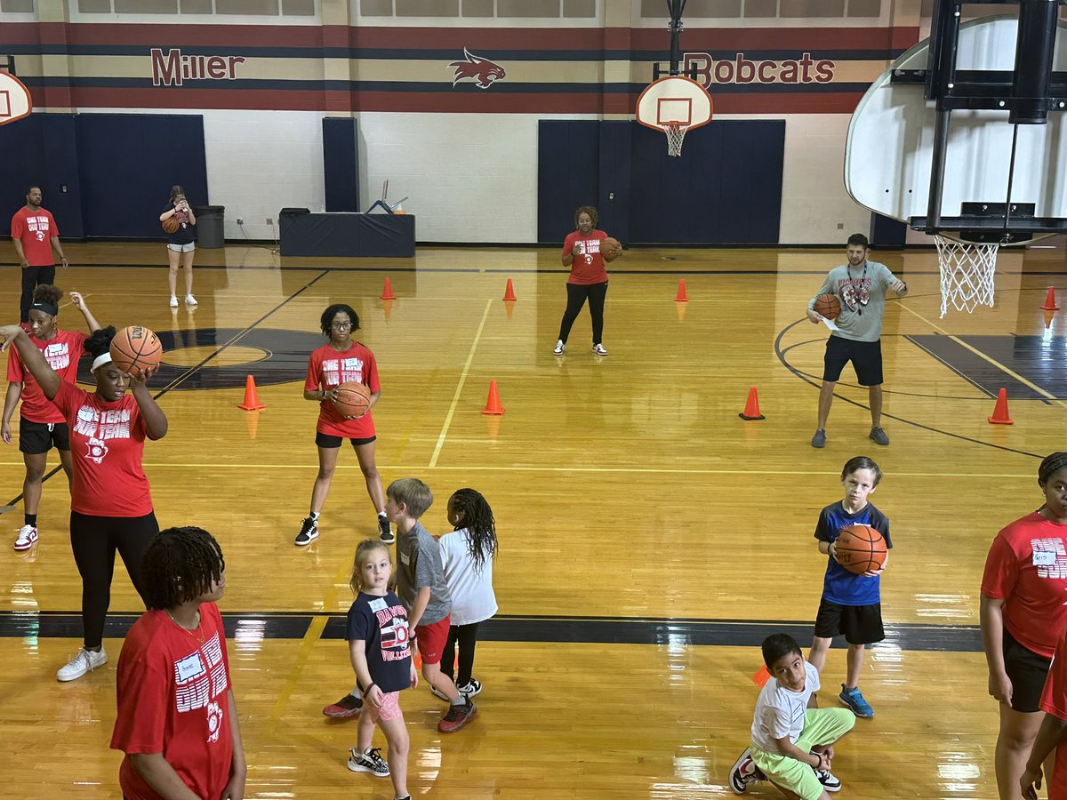 HoopsDawson's tweet image. Mini-Clinic was a huge success 🎉!  Thank you to all that came and supported our Senior 🦅 Scholarship Fund!  #family #touchtheline @DawsonHighSchl @AthlPearlandisd @COPearland
